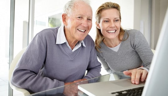 Apprendre aux seniors à utiliser la technologie