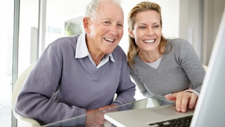 Apprendre aux seniors à utiliser la technologie